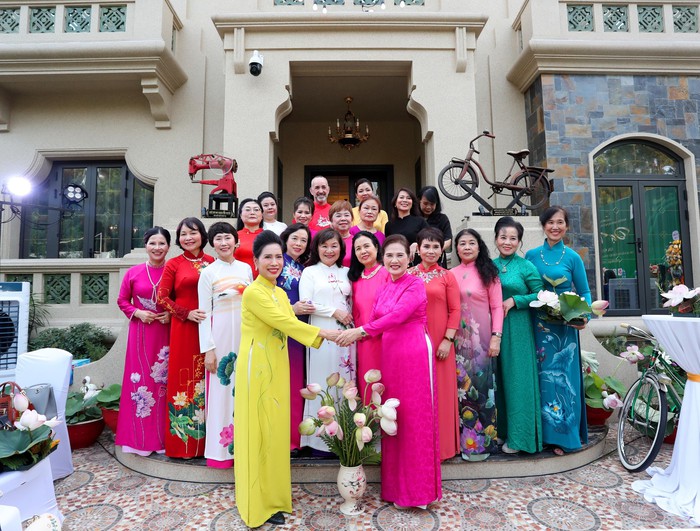 Bà Nguyễn Thị Thanh Tâm - Chủ nhiệm CLB Di sản Áo dài Việt Nam (hàng trên cùng, bên phải) cùng các thành viên CLB