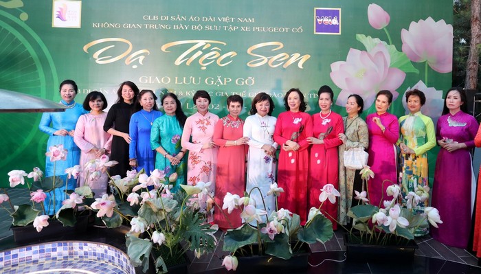 Các thành viên của CLB Áo dài Di sản Việt Nam tại buổi giao lưu