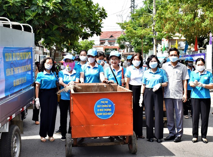 Các cấp Hội Phụ nữ Kon Tum ra quân trồng cây xanh, chống rác thải nhựa nhân Ngày Môi trường thế giới - Ảnh 1.