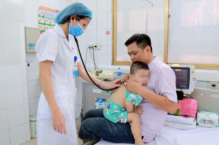 Một bệnh viện ghi nhận 100 trẻ nhập viện trong tình trạng nặng, mờ hai thùy phổi, suy hô hấp - Ảnh 2.