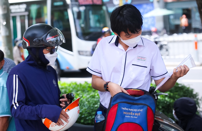 Thi vào 10: Phụ huynh TP.HCM mệt mỏi dưới nắng nóng để chờ con tại buổi thi thứ 2 - Ảnh 2. Thi vào 10: Phụ huynh TP.HCM mệt mỏi dưới nắng nóng để chờ con tại buổi thi thứ 2 - Ảnh 2.