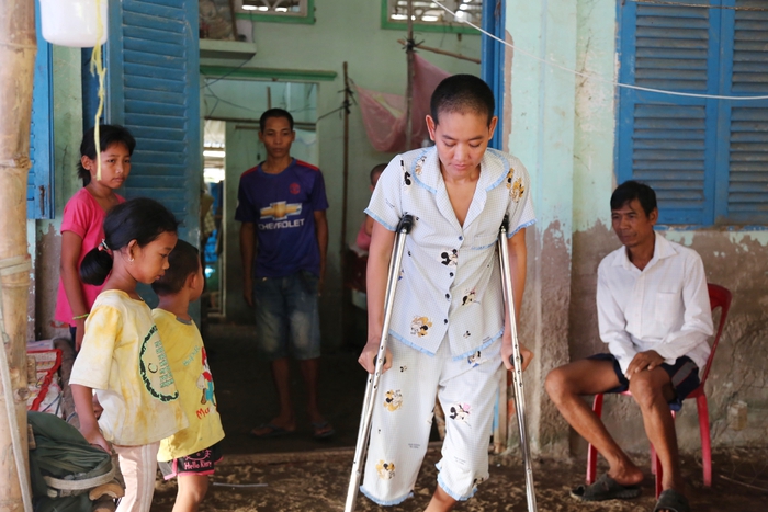 Người mẹ cụt chân sinh quá nhiều con, bật khóc vì mắc bệnh ung thư mà không tiền cứu chữa - Ảnh 1.