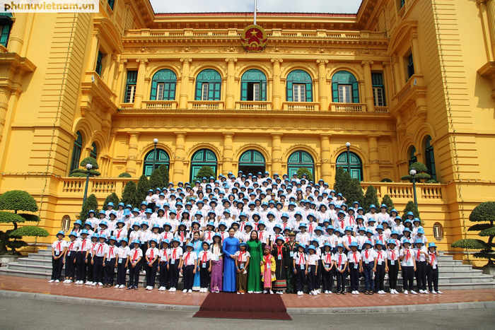 Phó Chủ tịch nước Võ Thị Ánh Xuân: &quot;Ai có tấm lòng của người mẹ đều có thể làm mẹ đỡ đầu&quot; - Ảnh 9.