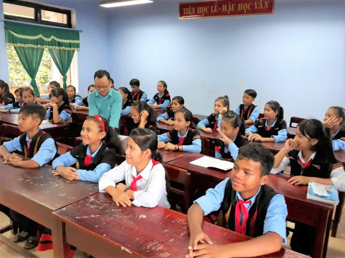 Thừa Thiên Huế: Gần 200 học sinh đọc thông, viết thạo chữ viết dân tộc Pa Kô, Cơ Tu và Tà Ôi - Ảnh 1.