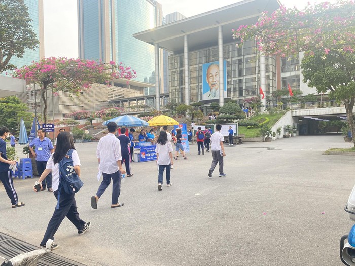 Ngày đầu thi vào lớp 10 Hà Nội: Có phụ huynh ngất xỉu, nhiều em đến trường thi sát giờ đóng cổng- Ảnh 21.