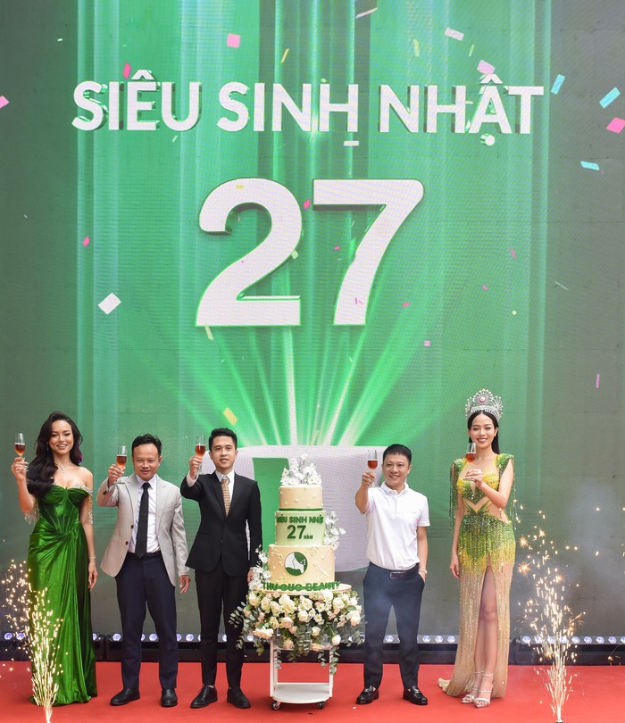 Hàng loạt sao Việt và ngọc nữ đình đám đã cùng nhau đọ sắc mãn nhãn trong siêu sinh nhật Thu Cúc tuổi 27. - Ảnh 4.