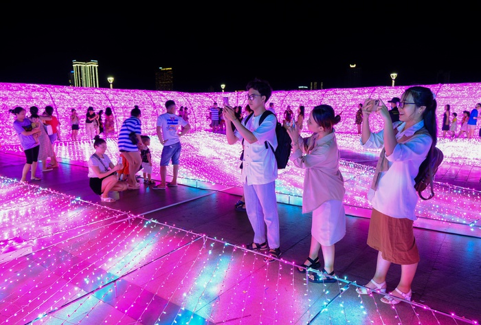 Người dân và du khách chen chân &quot;check-in&quot; công viên ánh sáng lần đầu xuất hiện ở Đà Nẵng - Ảnh 5.