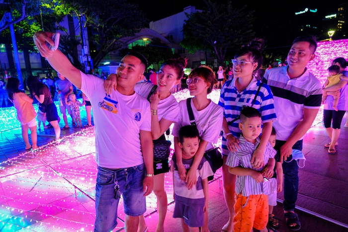 Người dân và du khách chen chân &quot;check-in&quot; công viên ánh sáng lần đầu xuất hiện ở Đà Nẵng - Ảnh 12.