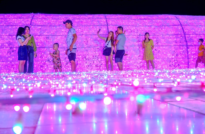 Người dân và du khách chen chân &quot;check-in&quot; công viên ánh sáng lần đầu xuất hiện ở Đà Nẵng - Ảnh 6.