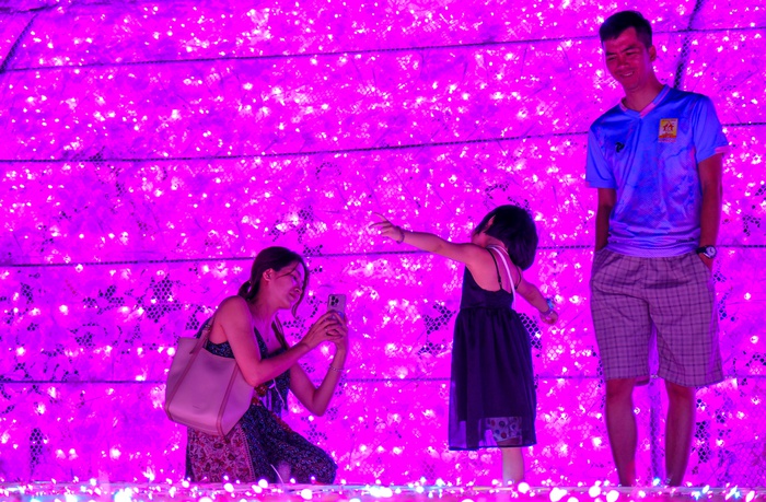 Người dân và du khách chen chân &quot;check-in&quot; công viên ánh sáng lần đầu xuất hiện ở Đà Nẵng - Ảnh 13.