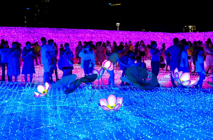 Người dân và du khách chen chân &quot;check-in&quot; công viên ánh sáng lần đầu xuất hiện ở Đà Nẵng - Ảnh 11.