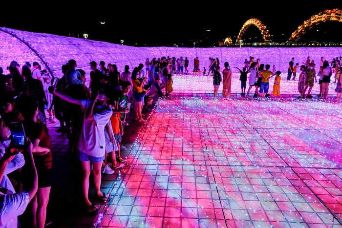 Người dân và du khách chen chân &quot;check-in&quot; công viên ánh sáng lần đầu xuất hiện ở Đà Nẵng - Ảnh 4.