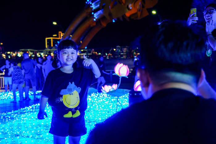 Người dân và du khách chen chân &quot;check-in&quot; công viên ánh sáng lần đầu xuất hiện ở Đà Nẵng - Ảnh 14.