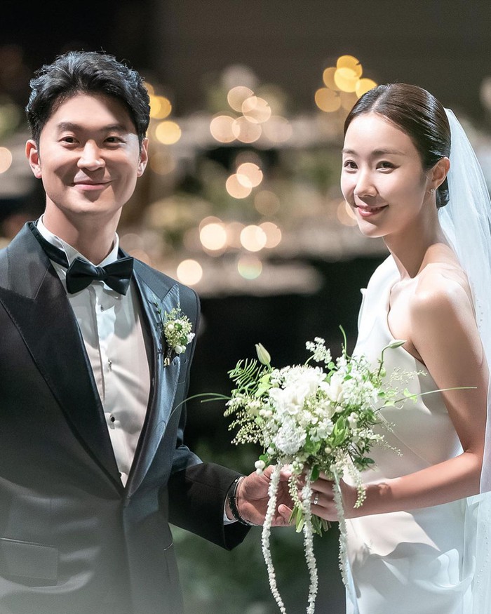 “Tình cũ Sulli” Choiza tung bộ ảnh cưới đẹp như mơ, nụ hôn nồng cháy của cặp đôi thành tâm điểm - Ảnh 2.