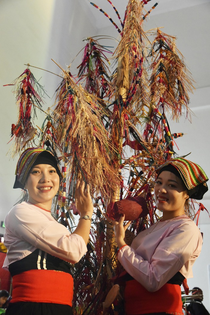 Lễ hội mừng cây bông- vật thiêng của người Thái, người Mường - Ảnh 2.