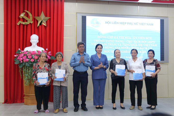 Chủ tịch Hội LHPN Việt Nam thăm, tặng quà Mẹ Việt Nam anh hùng, gia đình chính sách tại Bình Thuận - Ảnh 2.