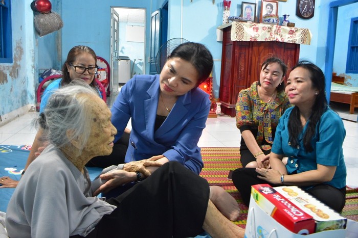Chủ tịch Hội LHPN Việt Nam thăm, tặng quà Mẹ Việt Nam anh hùng, gia đình chính sách tại Bình Thuận - Ảnh 1.