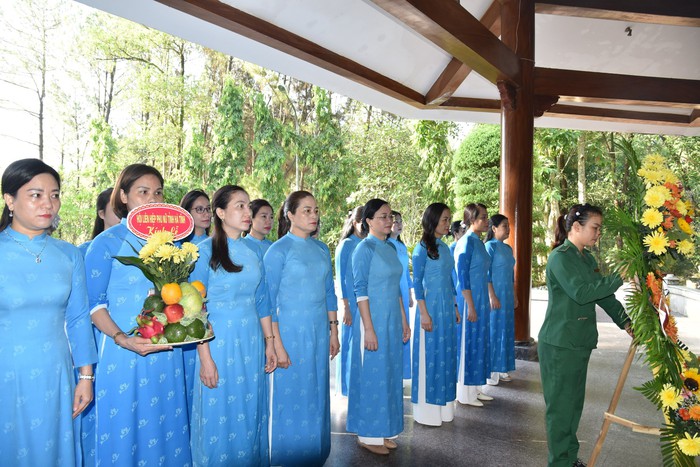 Hội LHPN Hà Tĩnh dâng hương tưởng niệm các Anh hùng liệt sĩ tại Ngã ba Đồng Lộc - Ảnh 4.