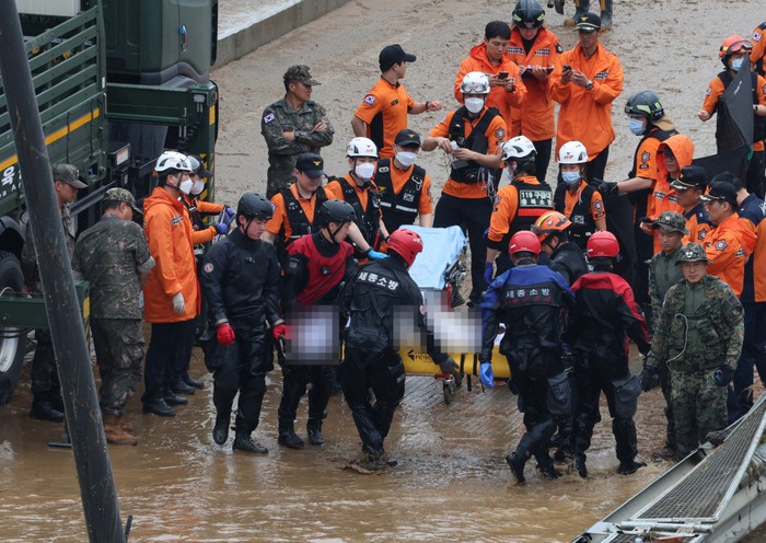 Xe buýt kẹt trong đường hầm vì mưa lớn ở Hàn Quốc, hàng chục người tử vong thương tâm - Ảnh 2.