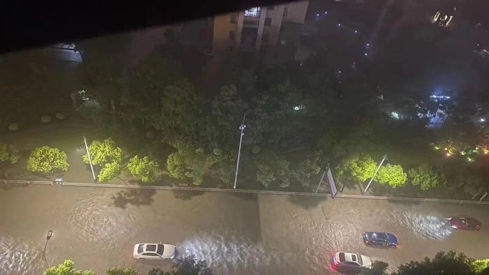Trung Quốc hứng chịu mưa lớn kỷ lục do bão Talim: Nước lũ tràn vào biến thành phố thành &quot;bể bơi vô cực&quot; - Ảnh 3.