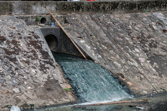 Cận cảnh những con sông &quot;chết&quot; chuẩn bị được phục hồi chất lượng nước ở Hà Nội - Ảnh 10.