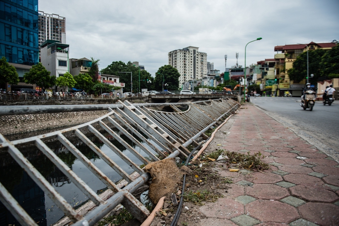 Cận cảnh những con sông &quot;chết&quot; chuẩn bị được phục hồi chất lượng nước ở Hà Nội - Ảnh 7.