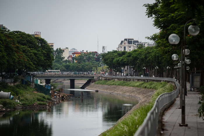 Cận cảnh những con sông &quot;chết&quot; chuẩn bị được phục hồi chất lượng nước ở Hà Nội - Ảnh 1.