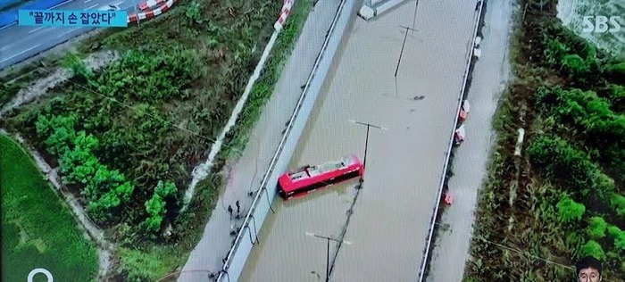 Vụ ngập hầm chui ở Hàn Quốc: Tài xế xe tải thành người hùng khi nhanh trí cứu sống 3 nạn nhân trong gang tấc - Ảnh 4.