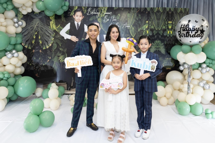 Khánh Thi tổ chức sinh nhật ấm áp cho Phan Hiển và các con, được chồng hôn đắm đuối - Ảnh 4.