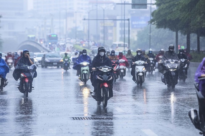 Sau cơn bão số 1,  người dân Hà Nội chật vật di chuyển trong cơn mưa tầm tã - Ảnh 6.