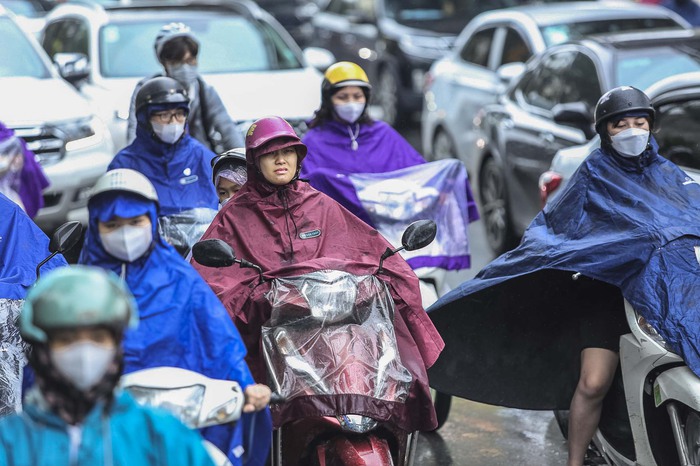 Sau cơn bão số 1,  người dân Hà Nội chật vật di chuyển trong cơn mưa tầm tã - Ảnh 12.