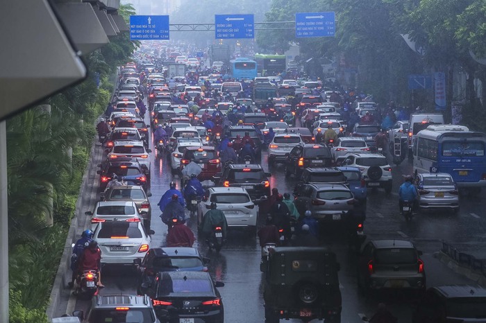 Sau cơn bão số 1,  người dân Hà Nội chật vật di chuyển trong cơn mưa tầm tã - Ảnh 4.