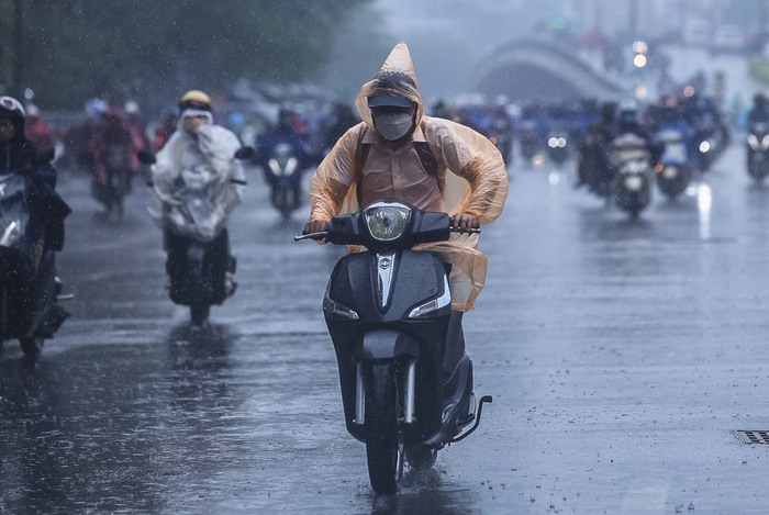 Sau cơn bão số 1,  người dân Hà Nội chật vật di chuyển trong cơn mưa tầm tã - Ảnh 7.
