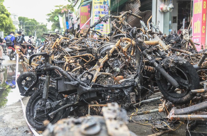 Nhân chứng kể lại giây phút kinh hoàng của vụ cháy khiến 3 người tử vong ở Hà Nội: “Đến giờ tôi vẫn nghĩ mình đang ngủ mơ” - Ảnh 5.