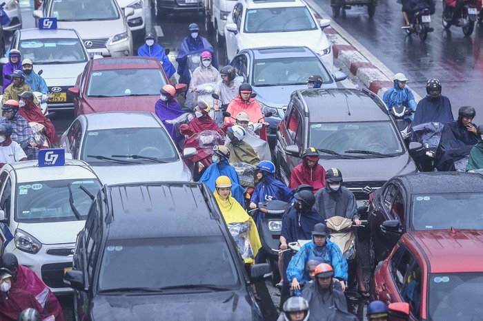Sau cơn bão số 1,  người dân Hà Nội chật vật di chuyển trong cơn mưa tầm tã - Ảnh 5.