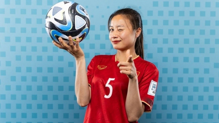Hoàng Loan đốn tim bao cổ động viên bóng đá bởi vẻ ngoài rất nữ tính