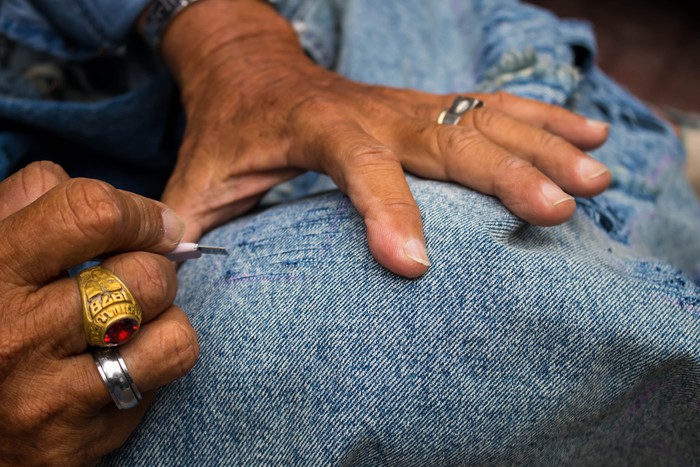 Độc lạ nghề xé quần bò: 30 năm miệt mài tạo dáng cho đồ jean - Ảnh 3.