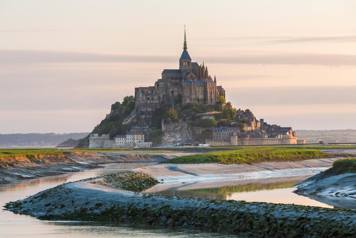 Mont Saint-Michel: Độc đáo tòa thành 1000 tuổi mọc lên giữa lòng biển - Ảnh 3.