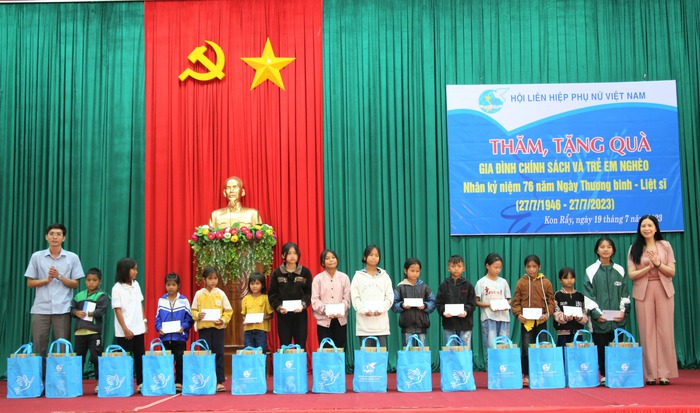 Đoàn công tác Hội LHPN Việt Nam thăm, tặng quà Mẹ Việt Nam Anh hùng, Mẹ liệt sĩ, gia đình chính sách tỉnh Kon Tum - Ảnh 3.