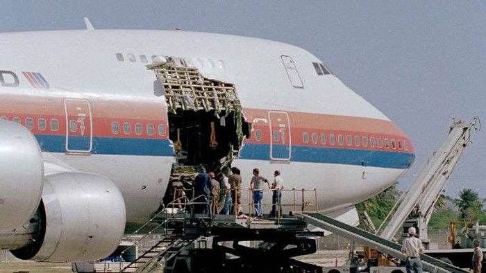 Máy bay phát nổ ở độ cao hơn 7.000 mét, khoang thương gia bị xé toạc khiến 9 người bị hút ra ngoài - Ảnh 4.