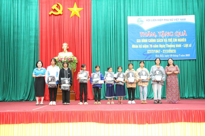 Đoàn công tác Hội LHPN Việt Nam thăm, tặng quà Mẹ Việt Nam Anh hùng, Mẹ liệt sĩ, gia đình chính sách tỉnh Kon Tum - Ảnh 4.