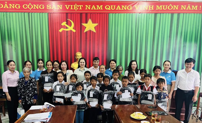 Đoàn công tác Hội LHPN Việt Nam thăm, tặng quà Mẹ Việt Nam Anh hùng, Mẹ liệt sĩ, gia đình chính sách tỉnh Kon Tum - Ảnh 5.