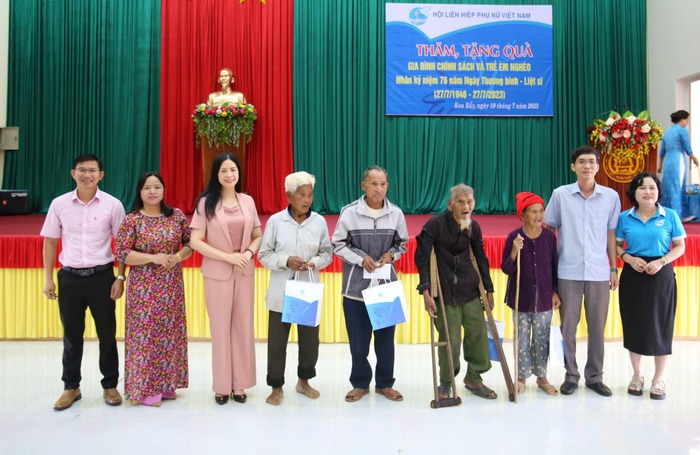 Đoàn công tác Hội LHPN Việt Nam thăm, tặng quà Mẹ Việt Nam Anh hùng, Mẹ liệt sĩ, gia đình chính sách tỉnh Kon Tum - Ảnh 2.