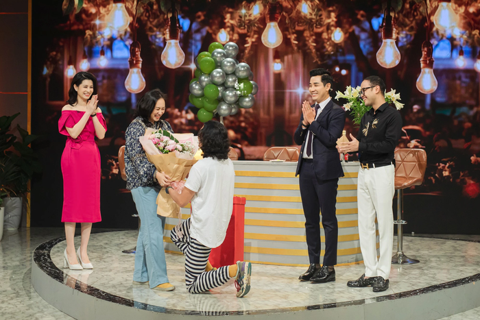 Trần Tùng quỳ gối tặng hoa cho Khánh Linh khi làm khách mời trong chương trình “Khách sạn 5 sao” (phát sóng vàp 12h trưa ngày 23/7 trên kênh VTV3)
