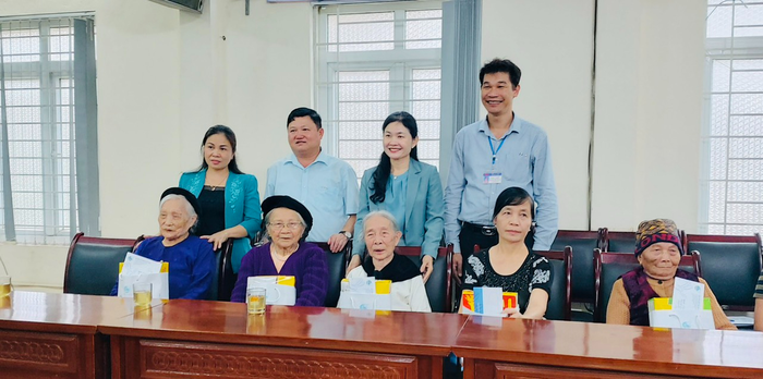 Phó Chủ tịch Hội LHPN Việt Nam Tôn Ngọc Hạnh tặng quà cho các mẹ, vợ liệt sĩ, gia đình chính sách địa bàn thị xã Sa Pa