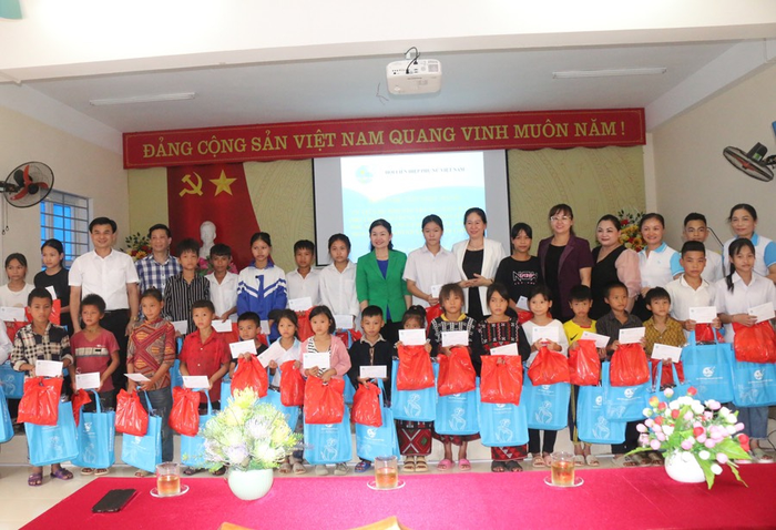 Tặng học bổng cho các em học sinh nghèo vượt khó xã Thống Nhất, TP Lào Cai