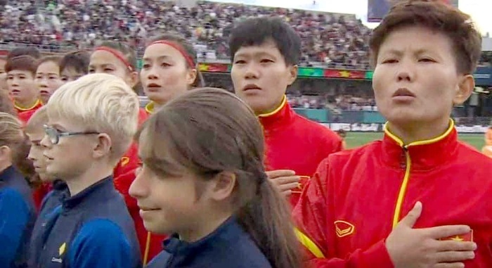 Giây phút lịch sử: Quốc ca Việt Nam vang lên ở đấu trường World Cup nữ - Ảnh 1.