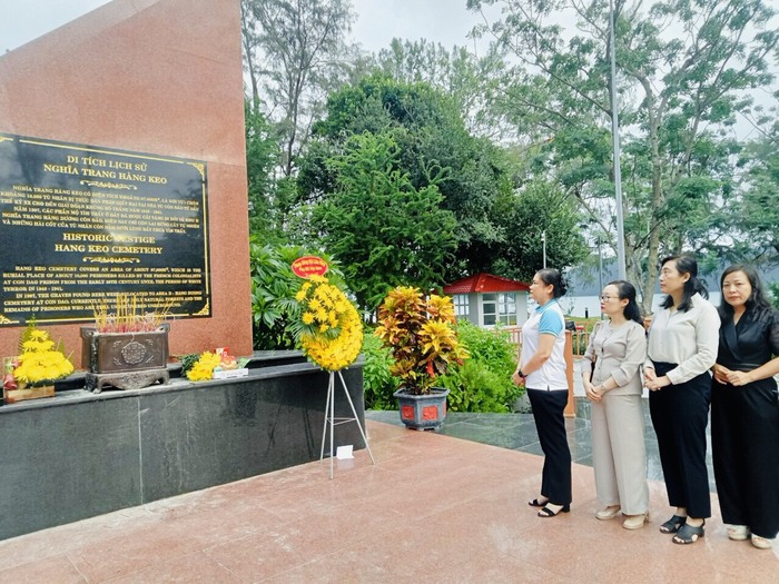 Lãnh đạo Hội LHPN dâng hương tại Nghĩa trang Hàng Dương  - Ảnh 1.