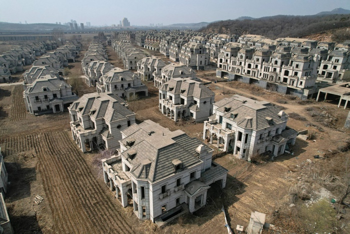 Cảnh hoang tàn đáng sợ bên trong thành phố ma ở Trung Quốc, hàng loạt bất động sản tráng lệ nhưng không có ai sống - Ảnh 1.