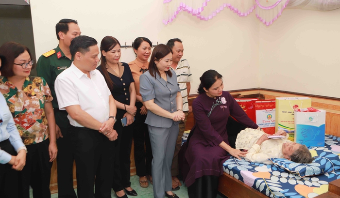 Chủ tịch Hội LHPN Việt Nam thăm tặng quà người có công với Cách mạng tại Yên Bái - Ảnh 1.